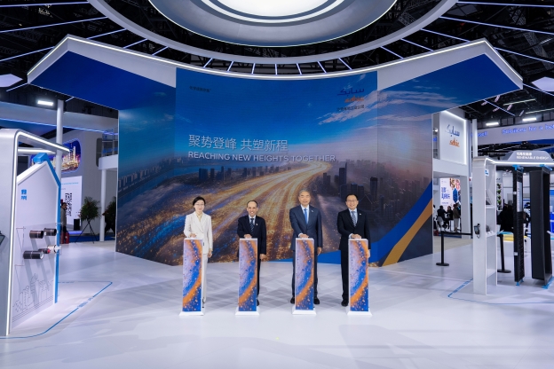 SABIC guests jointly celebrated the opening of SABIC’s booth at CHINAPLAS 2026 SABIC guests jointly celebrated the opening of SABIC’s booth at CHINAPLAS 2026